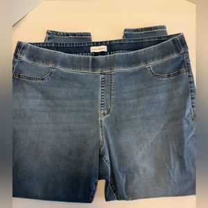 Lane Bryant SZ 26 Jeggings light wash straight leg, back pockets EUC